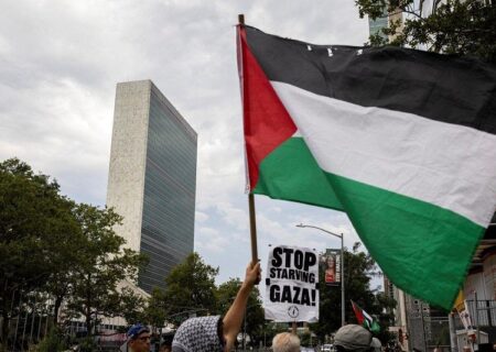 کارکنان سازمان ملل در اعتراض به کشتار امدادگران در غزه تظاهرات کردند