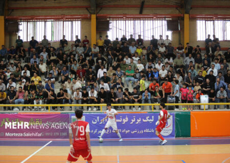 توقف خانگی مدعی قهرمانی و جشن پیروزی فولاد در سالن