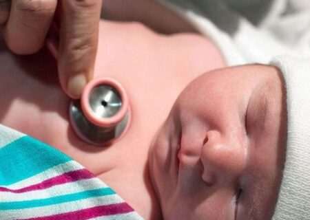 چه زمانی زنگ خطر برای تپش قلب نوزاد به صدا در می‌آید؟