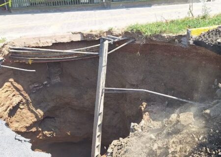 فرونشست زمین در اثر شکستگی لوله آب در زابل