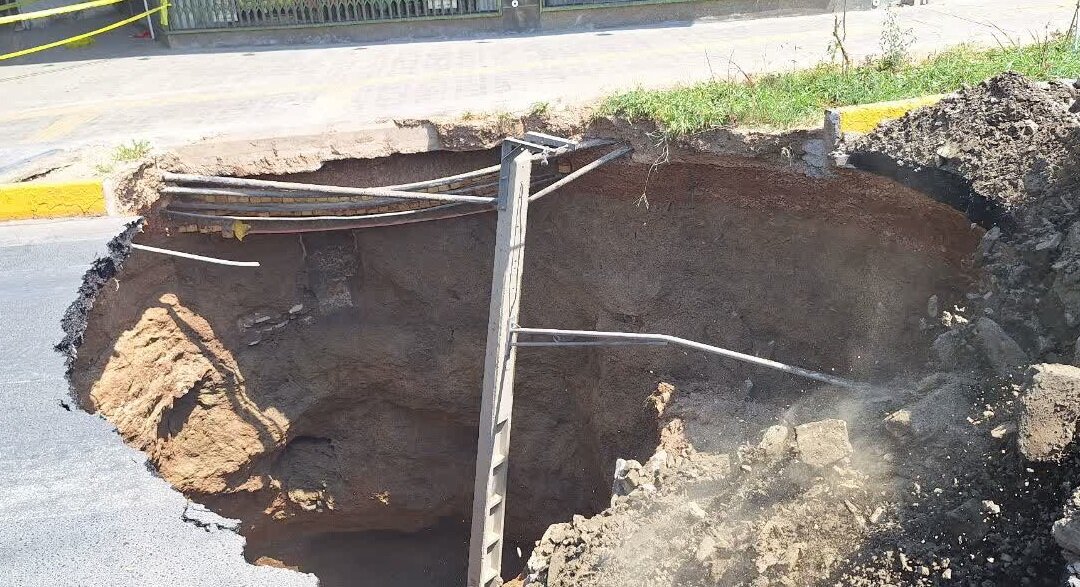 فرونشست زمین در اثر شکستگی لوله آب در زابل