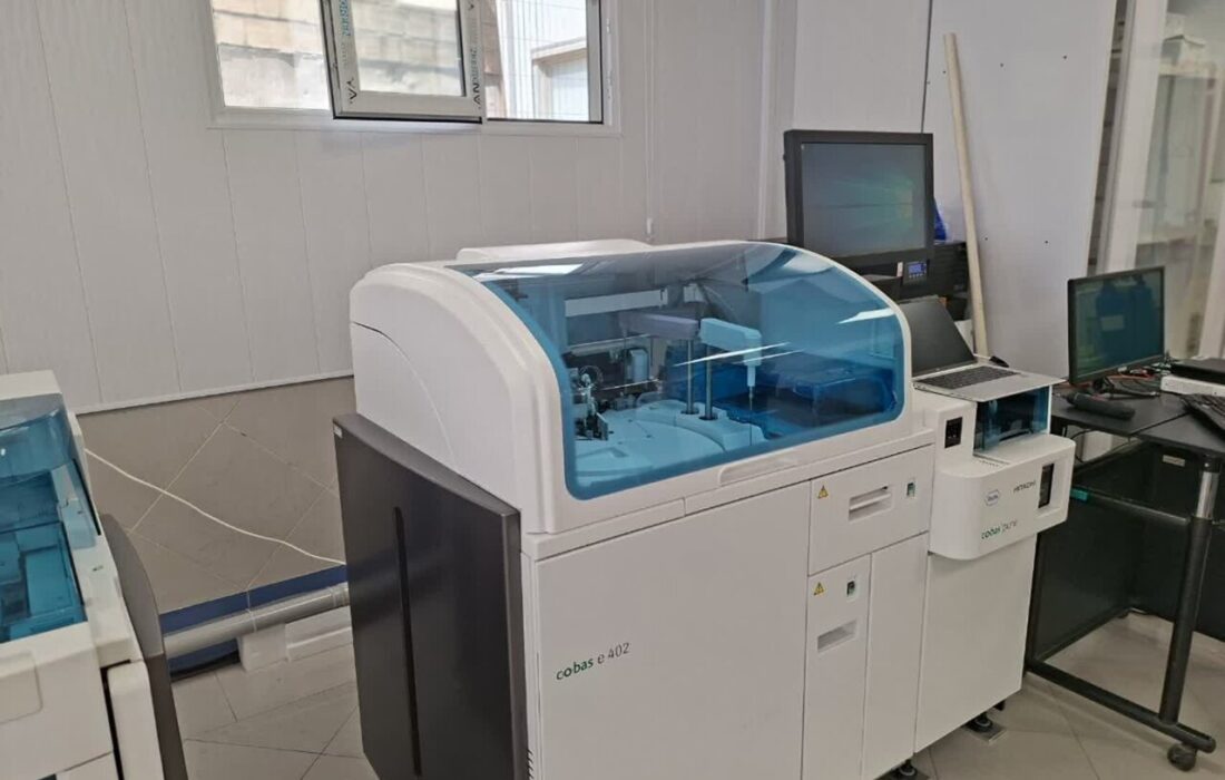 تحویل جدیدترین مدل دستگاه آزمایش خون Cobus ۴۰۲ به انتقال خون مرکزی