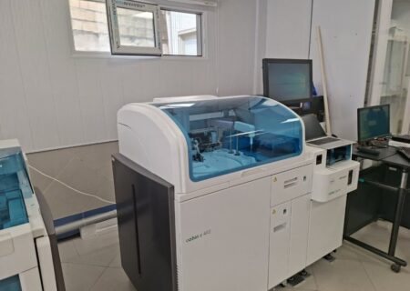 تحویل جدیدترین مدل دستگاه آزمایش خون Cobus ۴۰۲ به انتقال خون مرکزی