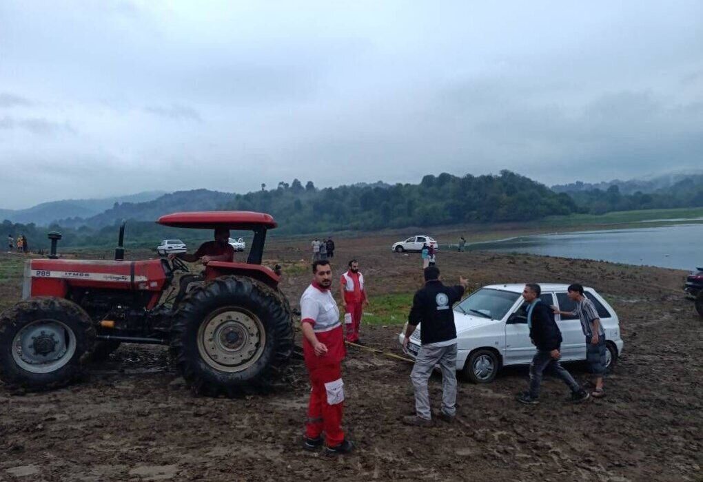 نجات ۳۹ نفر و ۱۳ خودرو گرفتار در سیلاب روستای شیاده بابل