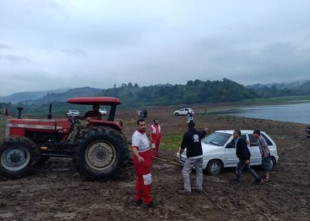 نجات ۳۹ نفر و ۱۳ خودرو گرفتار در سیلاب روستای شیاده بابل