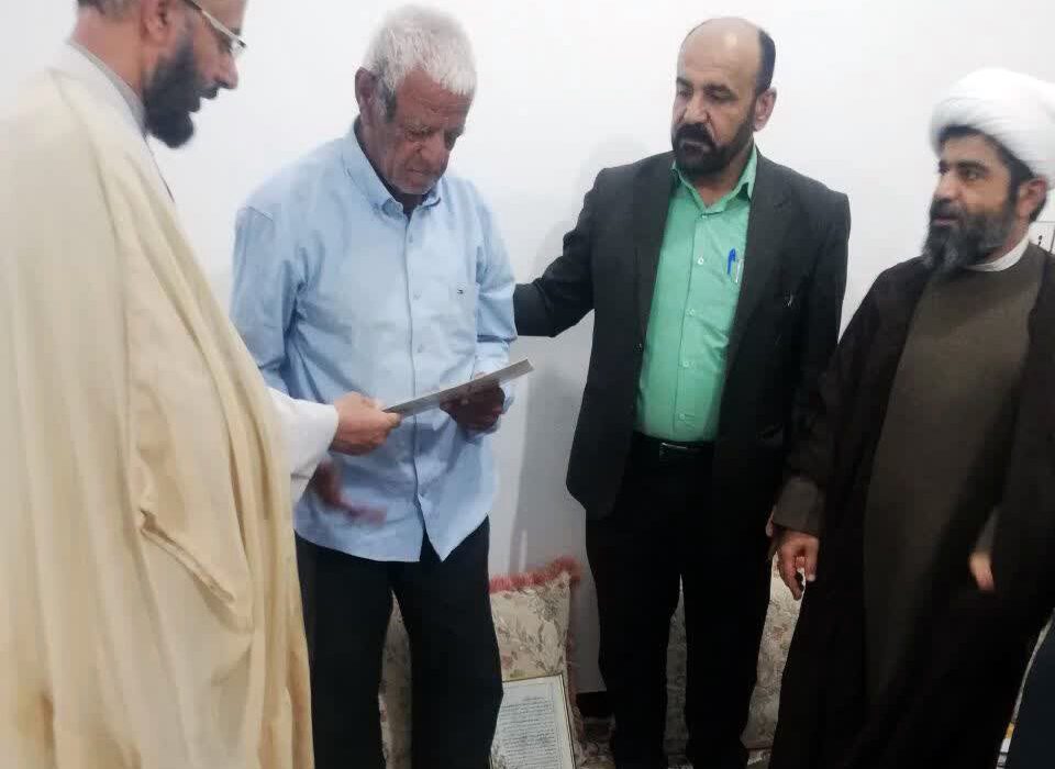 تجلیل از خانواده شهید اهلسنت «یونس شیخی» در مهر فارس