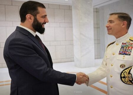 میزبانی الجولانی از فرمانده سنتکام در کاخ الشعب دمشق