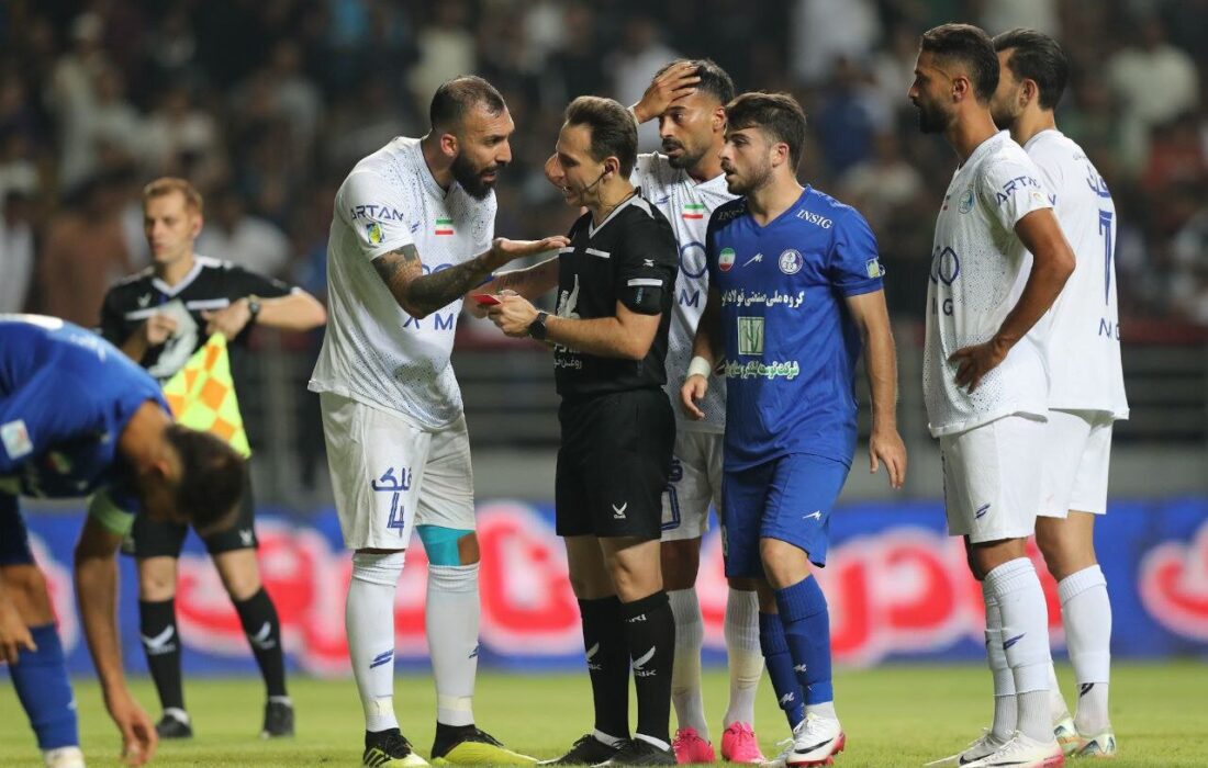 ادعای باشگاه استقلال: به داور بازی با استقلال خوزستان حمله فیزیکی شد