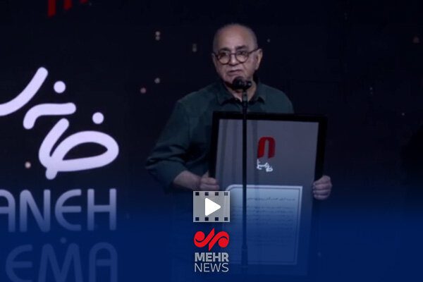 پرویز پرستویی تقدیرنامهاش را به حسن پورشیرازی تقدیم کرد