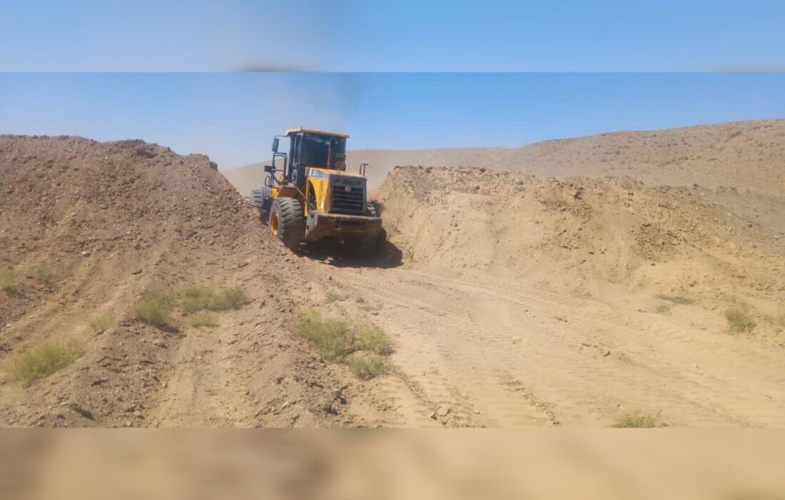 تخریب و بازگشایی بندهای خاکی غیرمجاز در تربتجام و صالحآباد