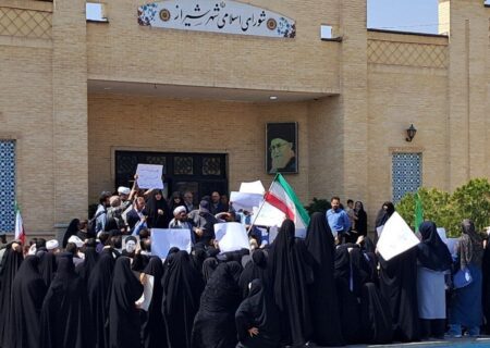 تجمع جمعی ازمردم شیراز درمقابل شورای شهر؛اعتراض به اتفاقات شهربازی جنت