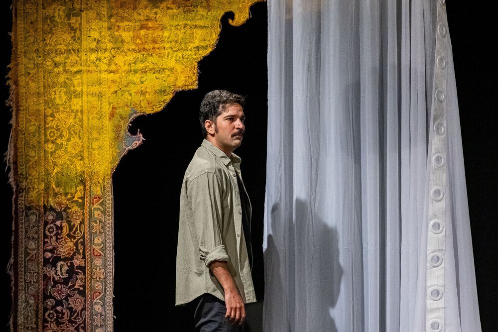 مادرِ «سفید» نماد وطن است؛ اجرای تئاتر در شرایط امروز به جنون میماند