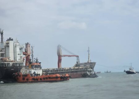 کشتی‌ کانتینری به گِل نشسته در لنگرگاه بندرعباس شناورسازی شد