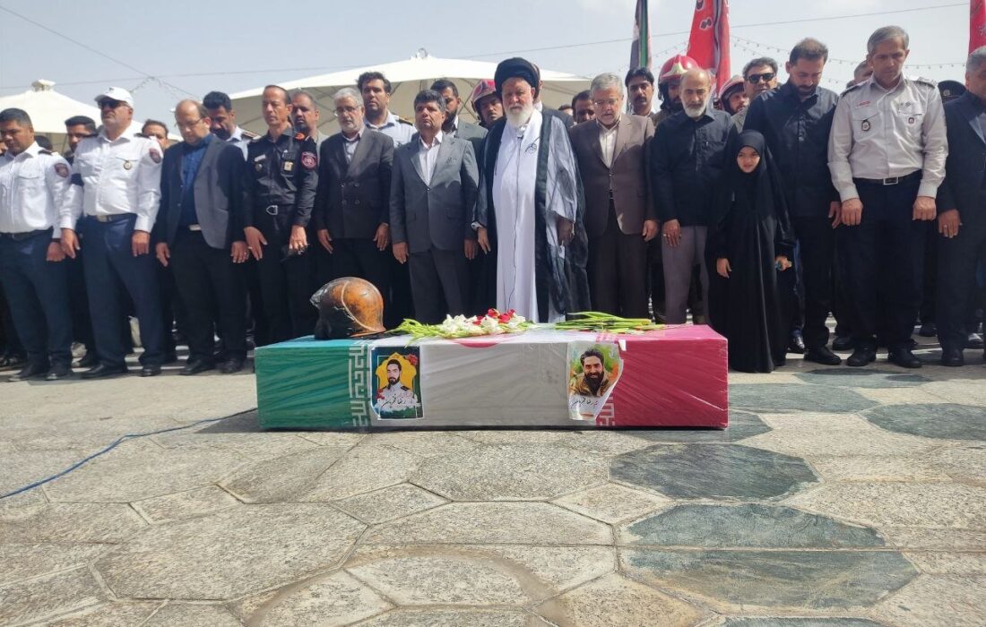 اقامه نماز بر پیکر آتش نشان ایثارگر مشهدی به امامت آیت الله علم الهدی