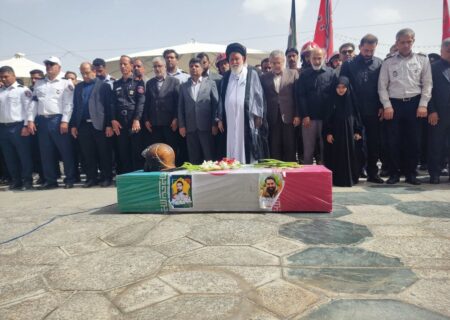 اقامه نماز بر پیکر آتش نشان ایثارگر مشهدی به امامت آیت الله علم الهدی