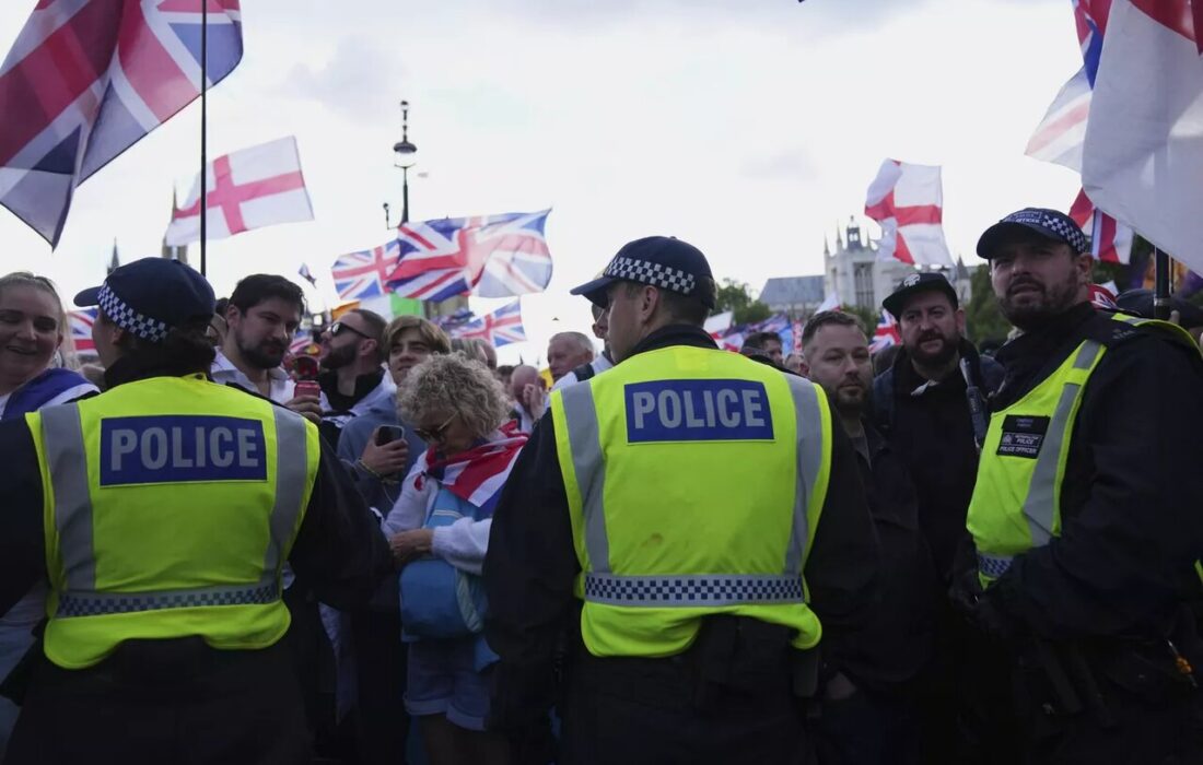 اعتراضات ضدمهاجرتی در انگلیس؛ وزیر کشور درباره حمله به پلیس هشدار داد