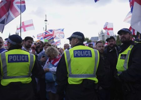 اعتراضات ضدمهاجرتی در انگلیس؛ وزیر کشور درباره حمله به پلیس هشدار داد