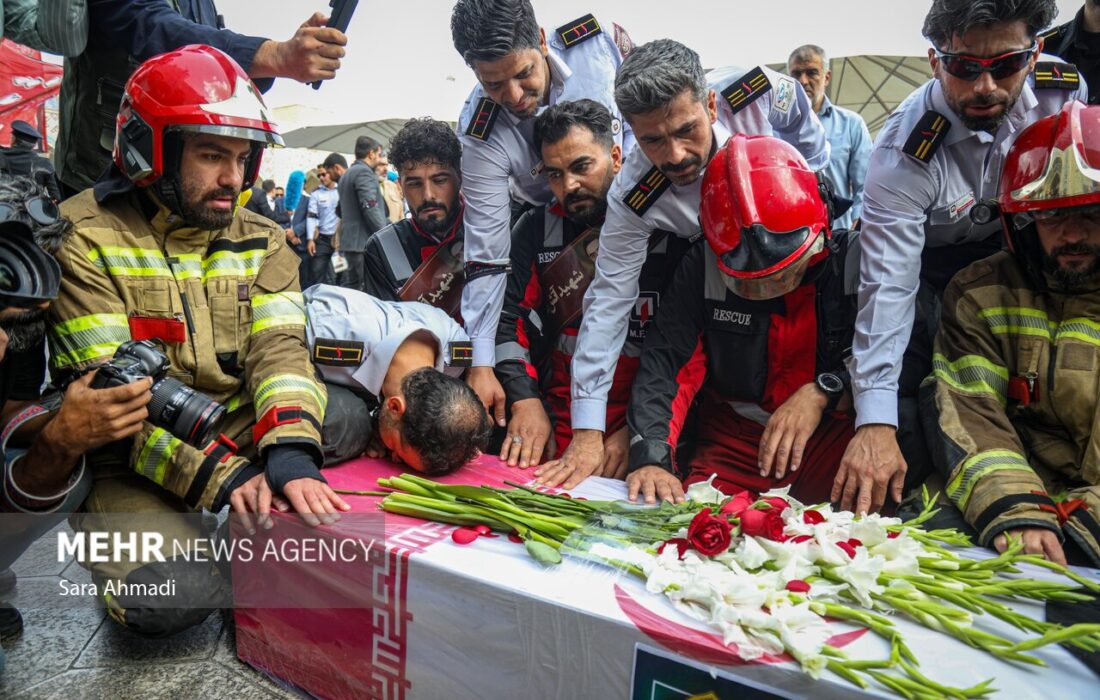 تشییع پیکر آتش‌نشان شهید «رضا فخریان» در مشهد