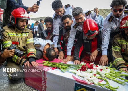 تشییع پیکر آتش‌نشان شهید «رضا فخریان» در مشهد