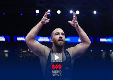 لحظه اهدای مدال طلای امیرحسین زارع