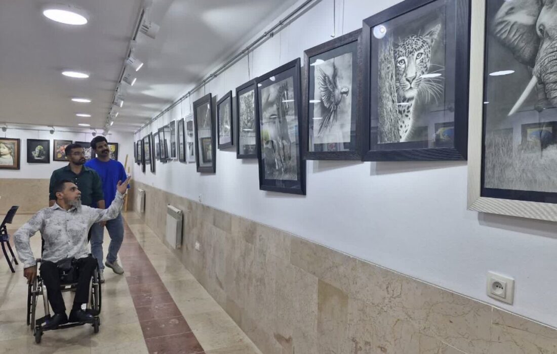 هنرمند معلول سیرجانی آثار نقاشی خود را به نمایش گذاشت