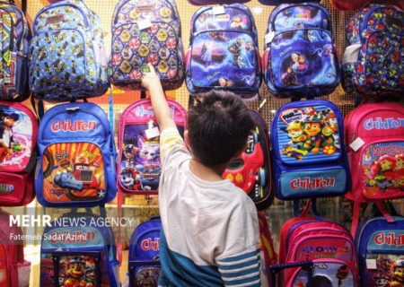 لوازم التحریر بین دانش آموزان خانواده‌های زندانی تحت حمایت کمیته امداد