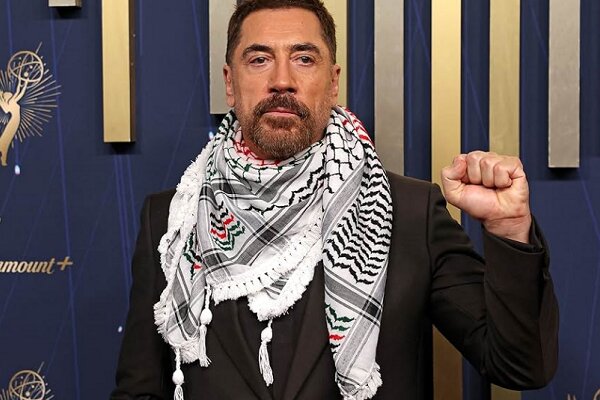 خاویر باردم با چفیه روی فرش قرمز امی شعار فلسطین را آزاد کنید سر داد