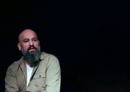 «به کفشات نگاه کن!»  به تماشاخانه لبخند می‌رود