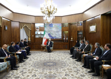 عارف: پاکستان در ایام جنگ یک صدا از ایران حمایت کرد