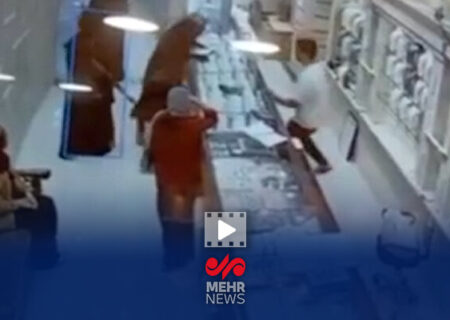 لحظه سرقت مسلحانه از یک طلافروشی در قشم با لباس زنانه