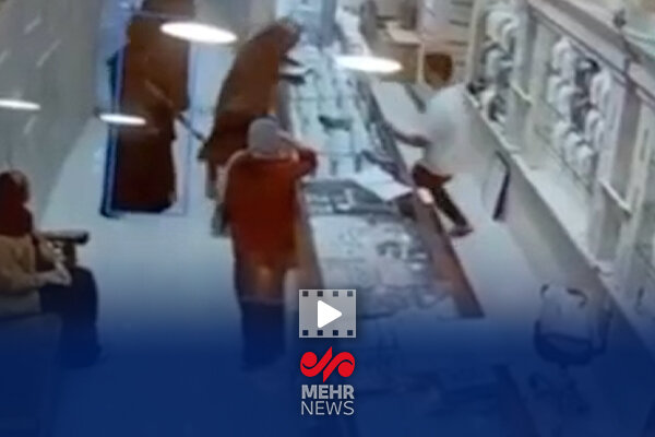 لحظه سرقت مسلحانه از یک طلافروشی در قشم با لباس زنانه