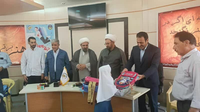 ۸۰ بسته لوازمالتحریر میان دانشآموزان نیازمند پلدختر توزیع شد