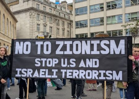 تظاهرات در لندن همزمان با حضور «ترامپ» در انگلیس+ فیلم