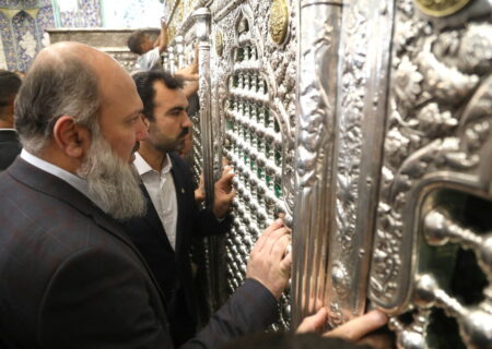 تشرف وزیر تجارت پاکستان به حرم مطهر حضرت فاطمه معصومه (س)