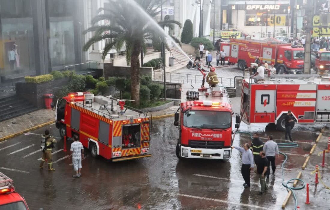 تلاش برای مهار آتش سوزی فروشگاه بزرگ در چالوس ادامه دارد