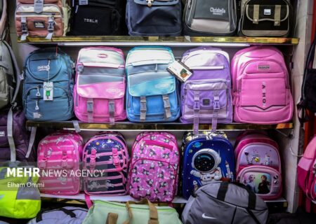 هلال‌احمر زنجان۱۳۸۵بسته لوازم‌التحریر بین دانش‌آموزان نیازمندتوزیع کرد