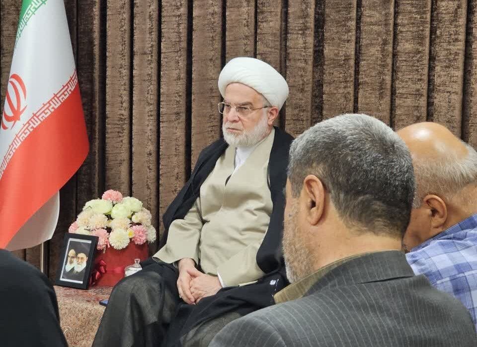 نیروهای انقلابی برای آگاه‌سازی و بصیرت‌افزایی جامعه تلاش کنند