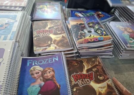 هجوم نمادهای غربی به کیف و دفتر دانش‌آموزان؛ زنگ خطر برای خانواده‌ها