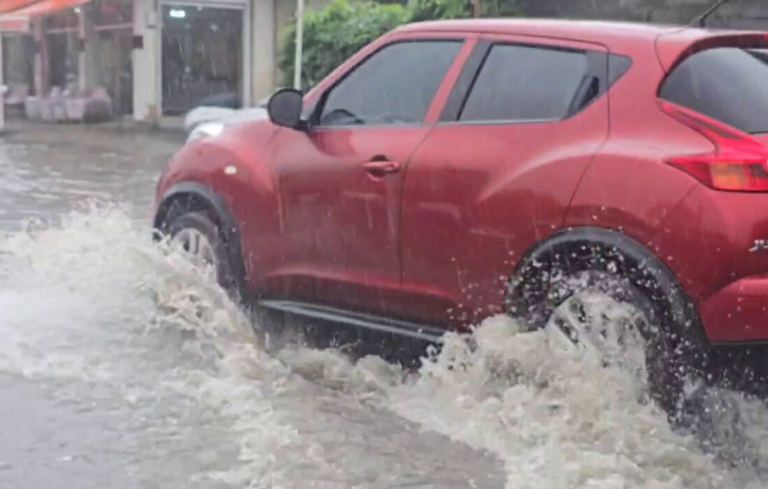بارش شدید باران و آبگرفتگی معابر در لنگرود