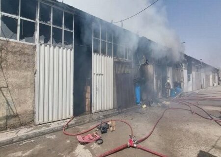 آتش‌سوزی گسترده در ۲ سوله تولید ساعت در جاده خاوران