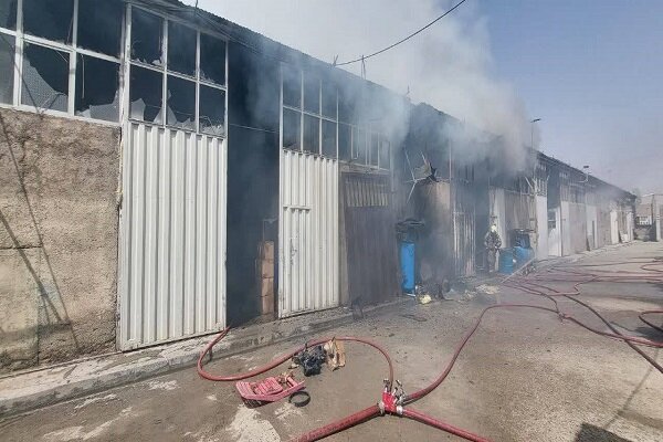 آتشسوزی گسترده در ۲ سوله تولید ساعت در جاده خاوران