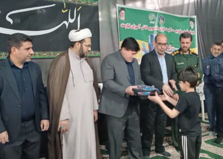 توزیع ۷۰۰ بسته لوازم‌التحریردر بین دانش‌آموزان کم برخودار مهران