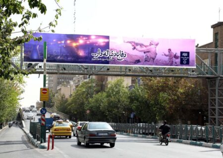 شهر آذین‌بسته به شعارهای دفاع مقدس