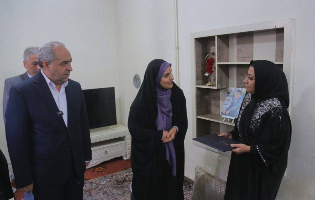 دیدار وزیر راه و شهرسازی با خانواده دو کودک شهید دانش آموز تبریزی