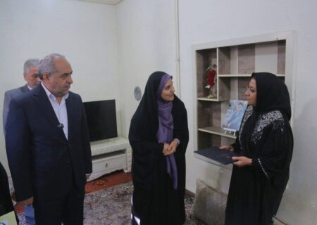 دیدار وزیر راه و شهرسازی با خانواده دو کودک شهید دانش آموز تبریزی