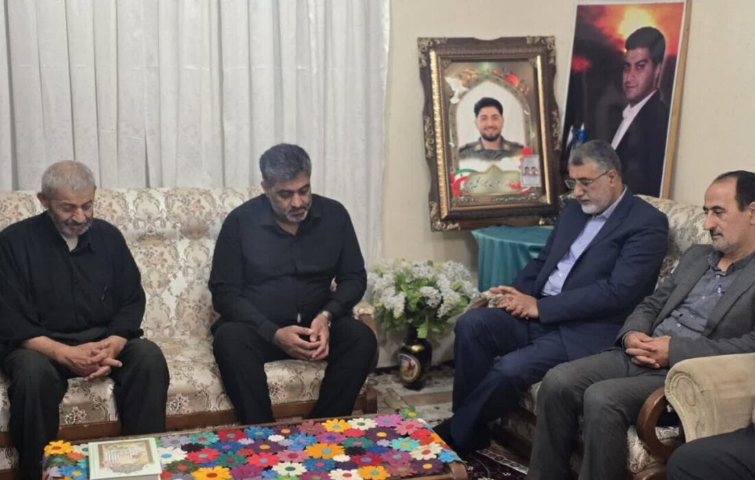 اهدای پیراهن خادمی حضرت رضا(ع) به پدر شهید «فرزین میرزاگلپور»در بابل