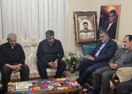 اهدای پیراهن خادمی حضرت رضا(ع) به پدر شهید «فرزین میرزاگلپور»در بابل