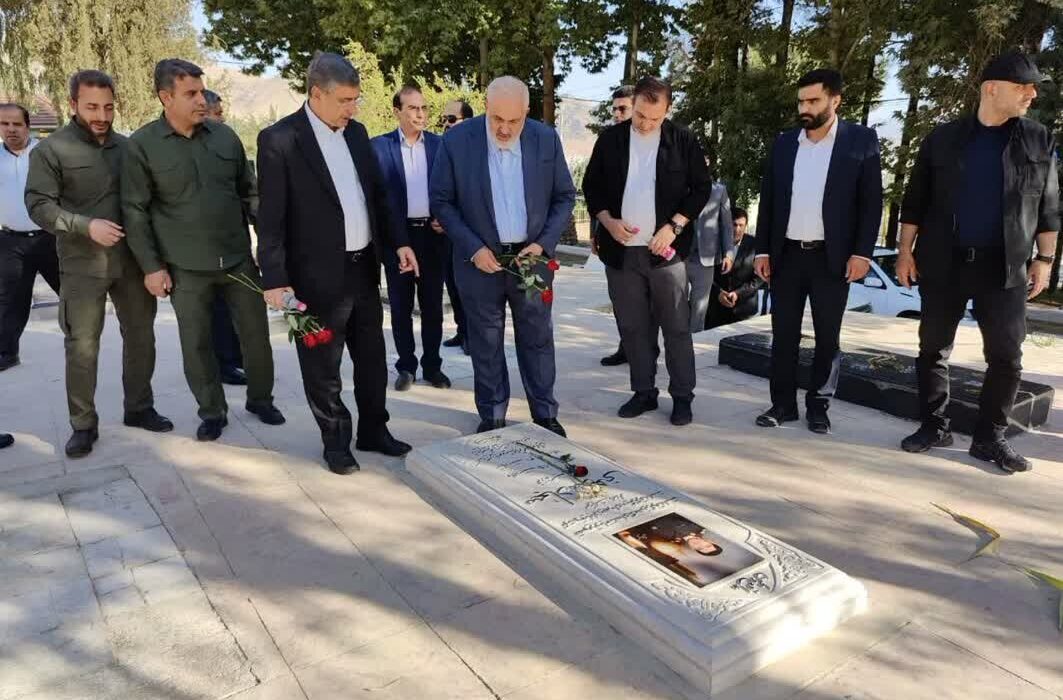 وزیر نیرو به مقام شهدای خرمآباد ادای احترام کرد