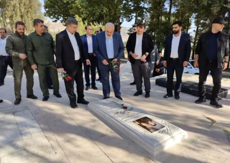 وزیر نیرو به مقام شهدای خرم‌آباد ادای احترام کرد