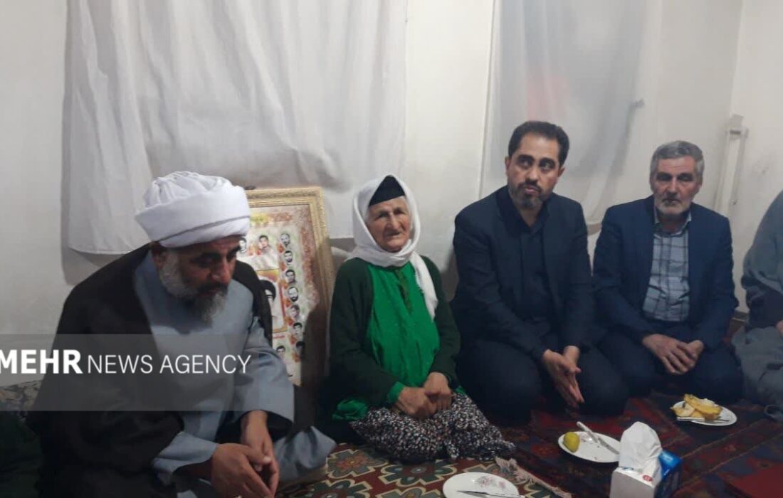 دیدار فرماندار رودبار با مادران سه شهید والامقام در روستای انبوه